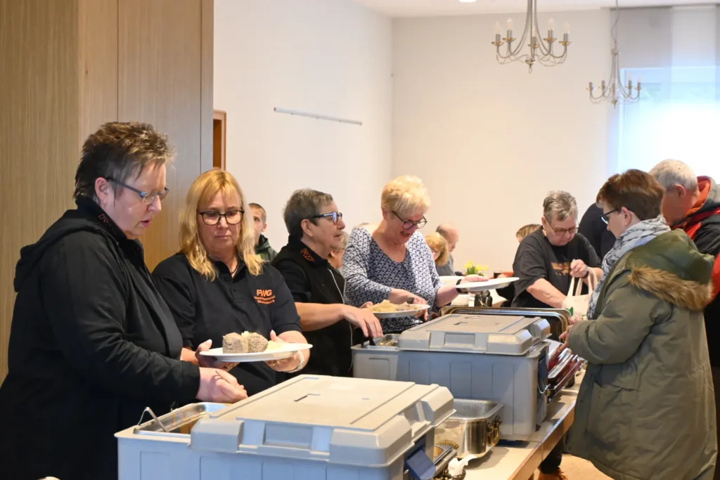 Andrang bei der Essensausgabe durch Mitglieder der FWG Stadt Ramstein-Miesenbach e.V..
