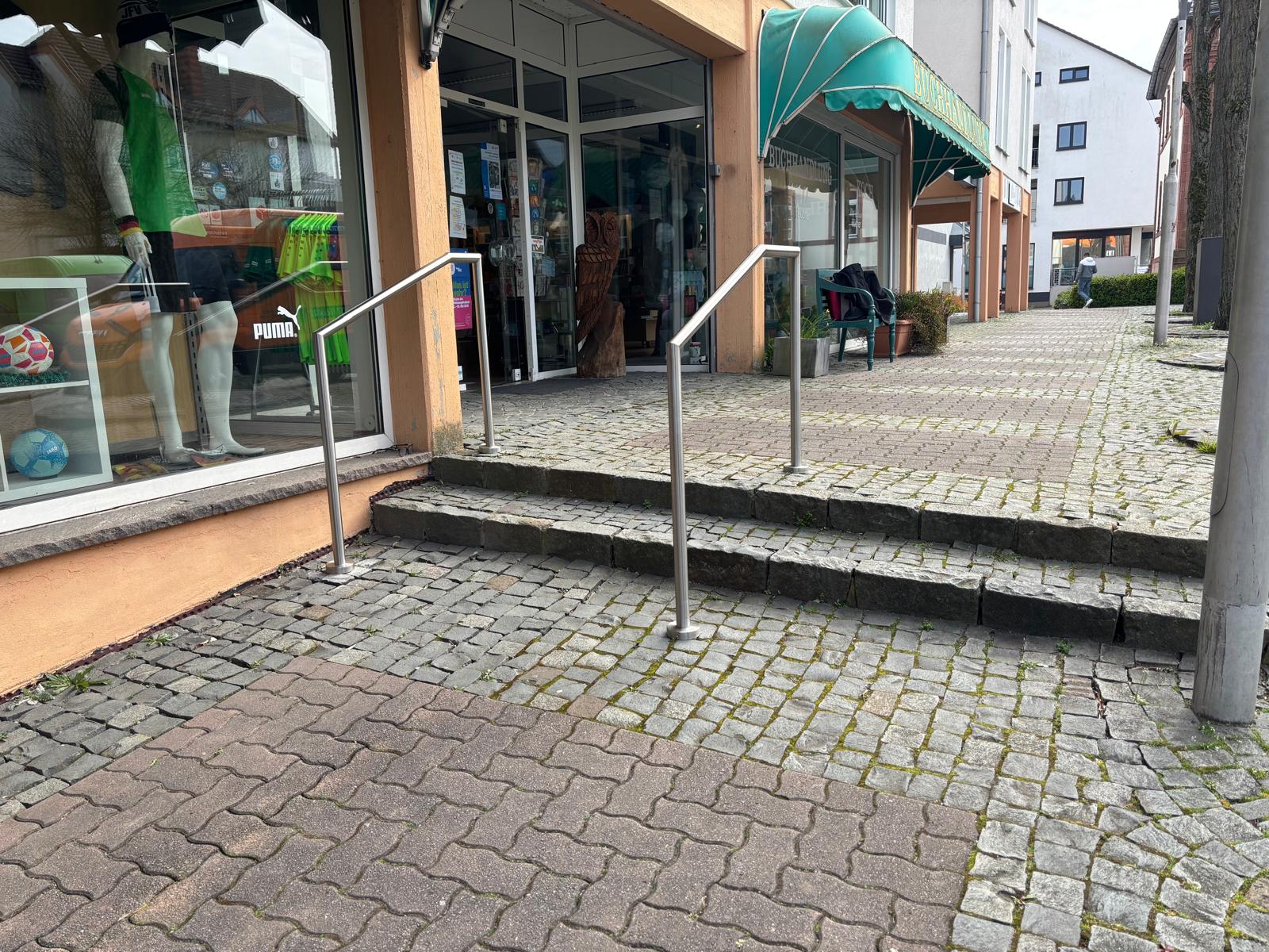 Handlauf an der Treppe zum Gebäudekomplex Am Neuen Markt 2 in Ramstein